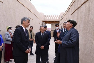 Алишер Қодиров “Улли ҳовли” тарихий мажмуасини зиёрат қилди