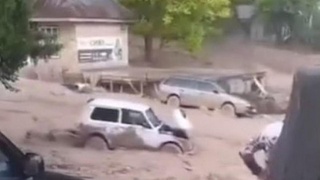 Qirg'izistonda sel 22 ta avtomobilni oqizib ketdi