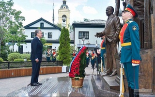 Oʻzbekiston Prezidenti Moskvadagi Islom Karimov xiyobonida boʻldi