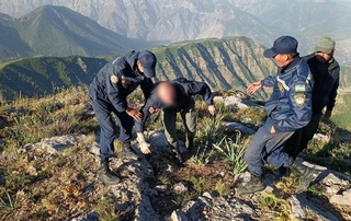 Оёғидан жароҳат олиб “Копир тош“ тоғида қолиб кетган фуқаро қутқарилди