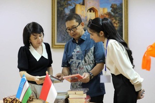 Мушоҳидони байналмилалӣ бо бузургтарин анбори китоб дар Ӯзбекистон шинос шуданд