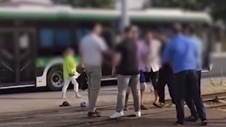 Тошкентда электробус ва иккита машина ҳайдовчилари жанжаллашди