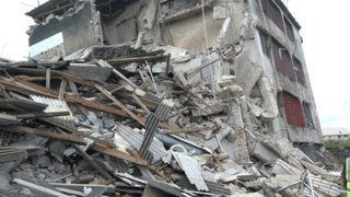 СМИ: В Нигерии около 40 человек оказались под обломками обрушившегося здания