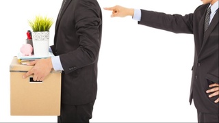 Дастлабки синовдан ўта олмаган ходим билан меҳнат шартномаси қандай тартибда бекор қилинади?