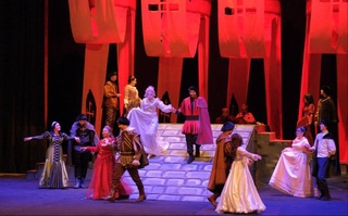 “Richard III” tarixiy asari yana sahnada