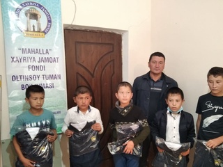 Болаларга кийим-кечак улашилди