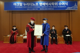 Ўзбекистон Бадиий академияси раисига Жанубий Кореяда фахрий доктор унвони берилди