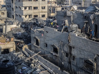 Исроилнинг Ғазо жанубидаги Хон-Юнис шаҳрига берган зарбаси оқибатида шифохона биносига зарар етди