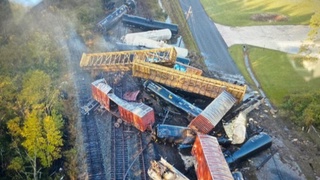 Авария грузового поезда в США попала на видео