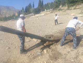 В Чарвак незаконно сливали воду с участков - выявлены нарушения и назначен штраф