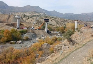 Turkiyada qurilayotgan ko'prik qulab tushdi, oqibatda uch kishi halok bo'ldi