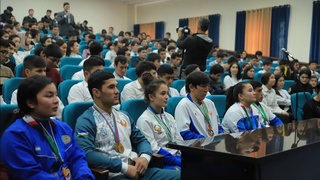 Одил Аҳмедов Наманган давлат университети талабалари билан учрашди