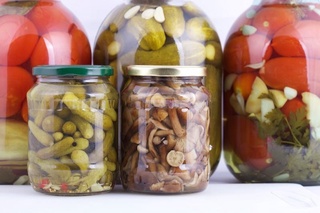 Mutaxassis: uy sharoitida tayyorlangan konservalar sogʻlik uchun xavfli