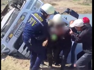 Sirdaryoda yuk mashinasi katta ariqqa tushib ketdi