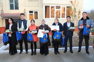 Фарғонада етим ва ота-она қарамоғидан маҳрум бўлган ёшларга хонадон калитлари топширилди