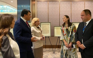 Фондом «TURKTAV» были переданы оригинальные рукописи в библиотеку Международного университета «Шелковый путь»