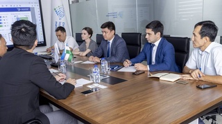 Singapur elchisi Elektron hukumat markaziga tashrif buyurdi