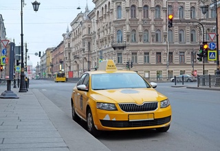Дар Петербург барои муҳоҷирон дар таксӣ кор карданро манъ карданд