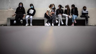 Юқори синф ўқувчилари мактаблар ёпилиши тарафдори