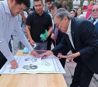 Рустам Саъдуллаев Қирғизистондаги "Шуҳрат" хиёбонида ўз дастхатини қолдирди