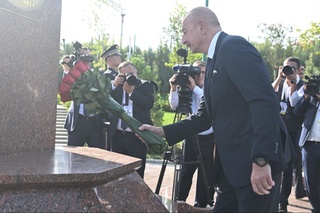Ильхам Әлиев Ташкент қаласындағы Гейдар Әлиев мемориалдық кешеніне барды