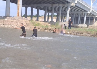 Daryo oʻrtasidagi orolchada qolib ketgan bola qutqarildi