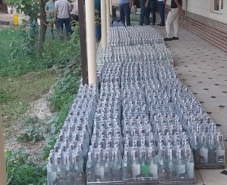 Alkogol mahsulotlarini qoʻlbola usulda tayyorlab sotayotgan yashirin sexlar fosh etildi