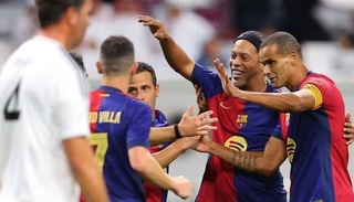 «Барселона» по пенальти обыграла «Реал» в матче легенд в Катаре