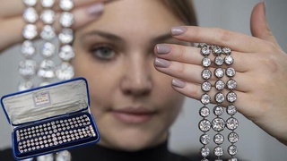 Аuksionda taqinchoqlar nomaʼlum xaridor tomonidan kutilganidan ikki baravar qimmatga sotib olindi