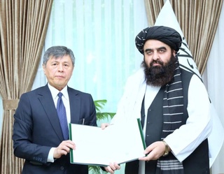 Ойбек Усмонов Мавлавий Амирхон Муттақийга ишонч ёрлиғи нусхасини топширди