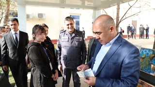 Қашқадарё ҳокими бошчилигидаги раҳбарлар рассом қизнинг асарларини сотиб олди