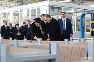 President gets acquainted with the activity of ceramic products enterprise