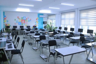 Хокимият Зарафшана обеспечил школу современной мебелью и учебным оборудованием