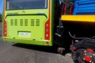 Тошкентда автобус ва поезд ўртасида тўқнашиб кетди