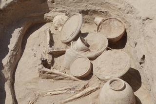 В Сурхандарье при раскопках памятника Джаркутан обнаружены захоронения с украшениями и посудой