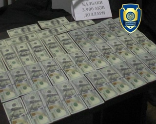Кўп миқдордаги қалбаки АҚШ долларини муомалага киритилишининг олди олинди 