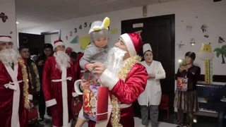 Qutqaruvchi qorbobolar bolajonlarga quvonch ulashmoqda