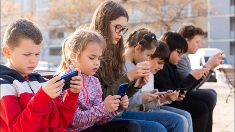 Bolalarni ijtimoiy tarmoqlarning zararli ta'siridan himoya qilish: xorij tajribasi ish beradimi?