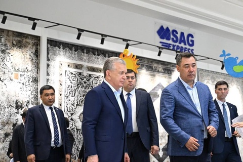 Қирғизистон раҳбари Хивадаги йирик гиламчилик корхонаси билан танишди