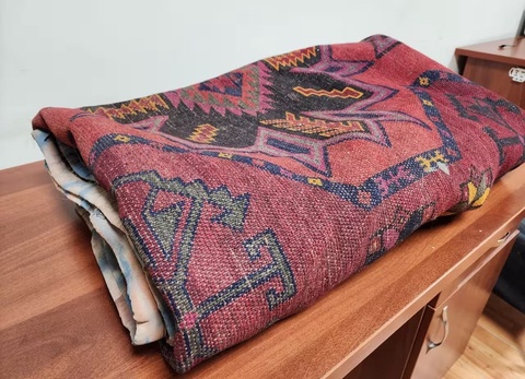 Olmaotaga ketayotgan fuqaro Oʻzbekistondan olib chiqilishi mumkin boʻlmagan gilam bilan qoʻlga tushdi