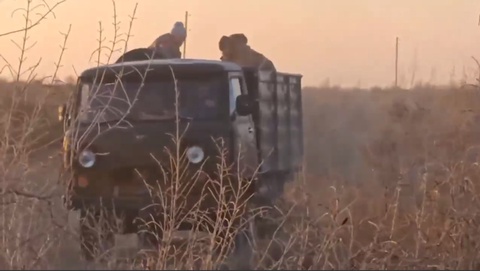 Саксовул талончилари қочиш учун инспекторлар машинасига шикаст етказди