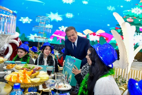 В Навоийской области прошли праздничные торжества у Президентской елки