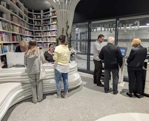 В варшавском метро открылась «экспресс-библиотека» для отвлечения пассажиров от смартфонов