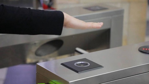 Endi yoʻl haqi uchun hamyon shart emas. Metro bekatlarida kaft orqali toʻlov tizimi ishlamoqda