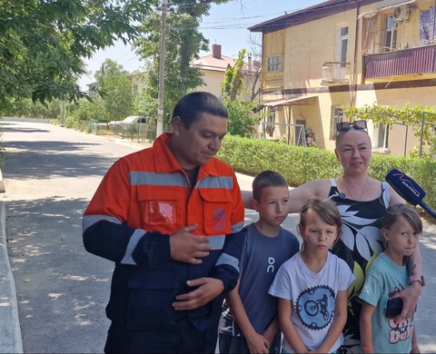 Temiryo‘l xodimining jasorati: olti yoshli egizak qizaloqlar suvdan qutqarib qolindi
