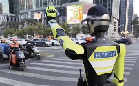 China: Robot police officer started work at intersection
