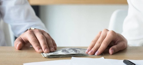 В Самаркандской и Хорезмской областях задержаны врачи, обещавшие оформить пенсию по инвалидности за деньги