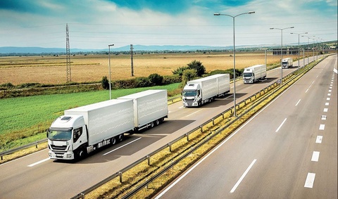 Жүк автомобиллериниң жолдың шетки шеп қатарында ҳәрекетлениўи қадаған етиледи