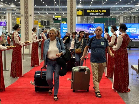 Испаниянинг «Iberojet» авиакомпаниясининг илк йўловчилари Тошкентда кутиб олинди