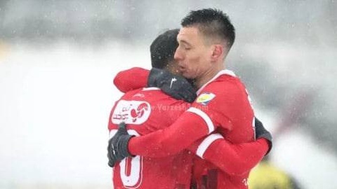 Игорь Сергеев обнял Остона Урунова после дебютного гола в Иране